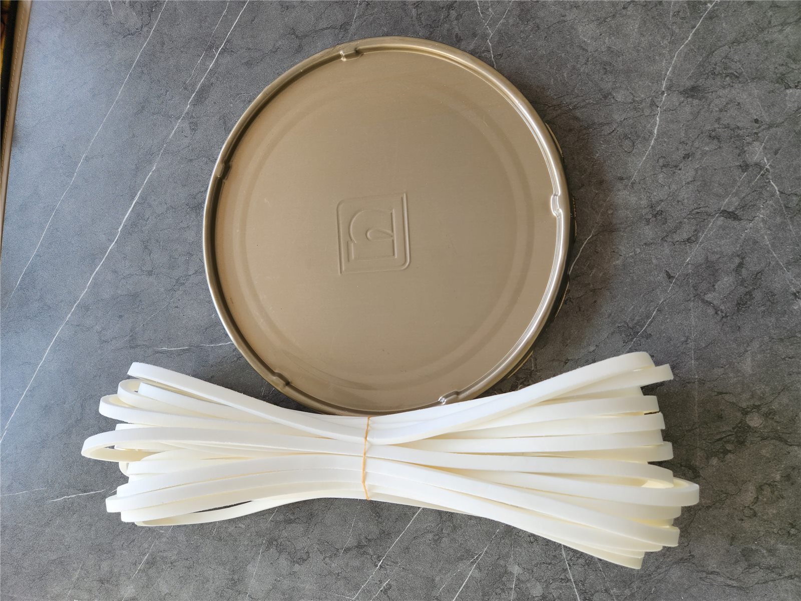 EVA sealing ring with metal pail lid